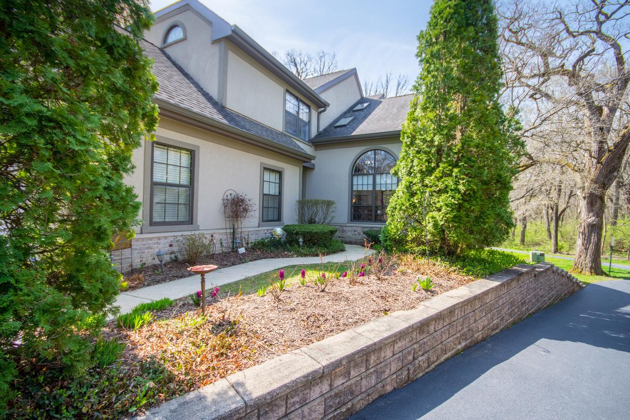 1211 Hobson Oaks Dr., Naperville, IL 60540
