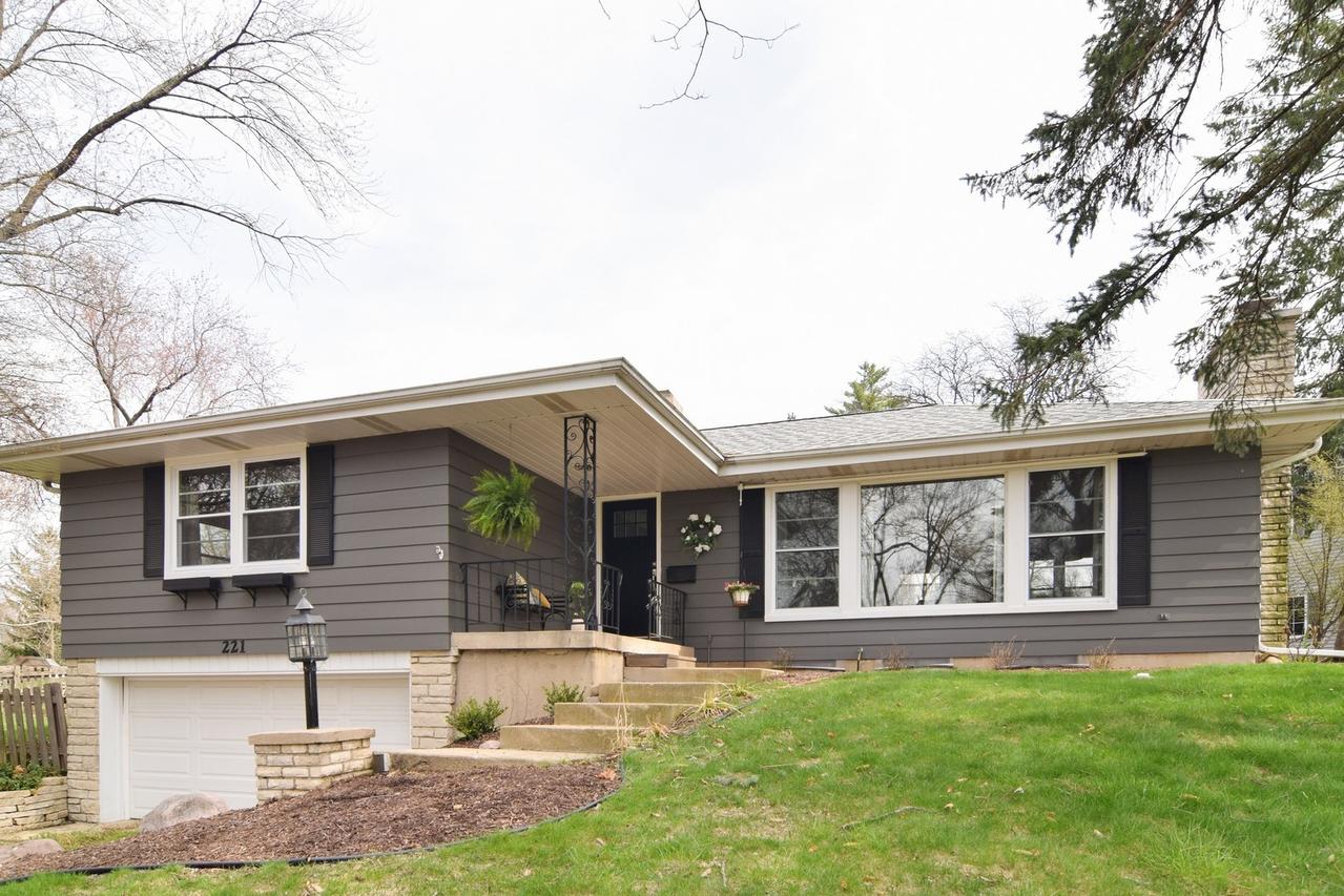 221 Cumnor Ave., Glen Ellyn, IL 60137