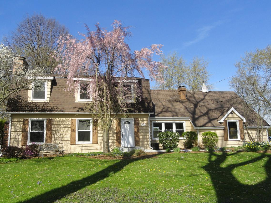 10s048 Leonard Dr., Willowbrook, IL 60521