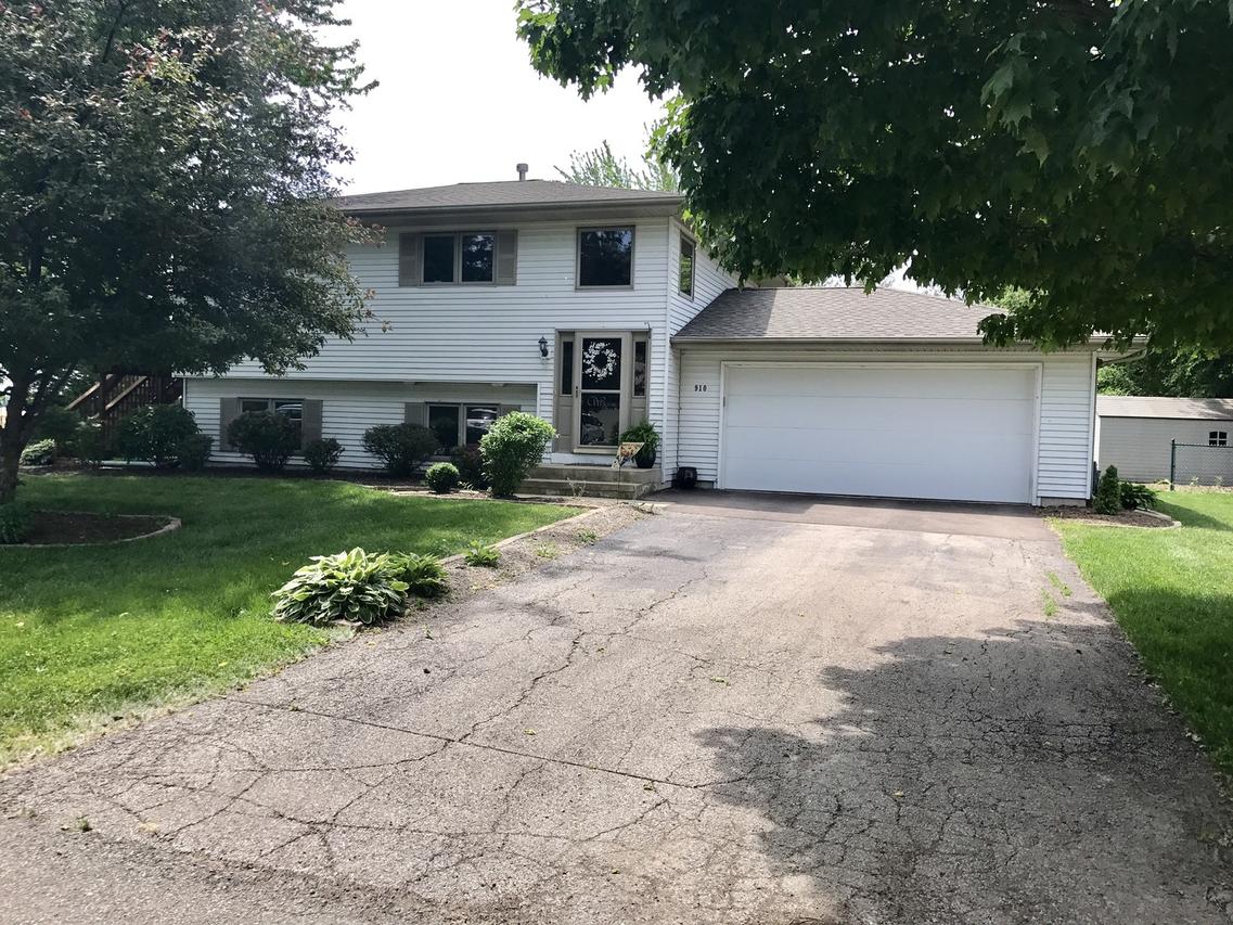 910 Willow St., Maple Park, IL 60151