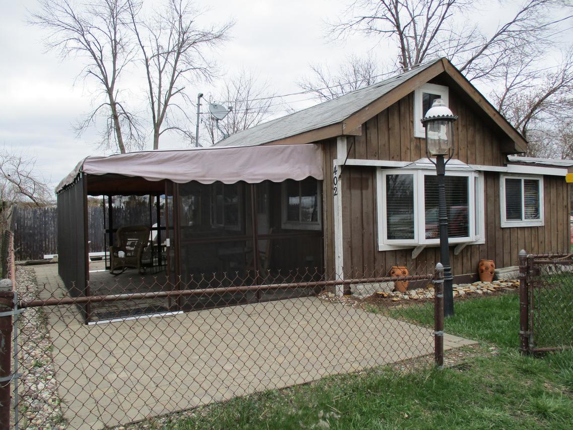 402 Lakeland Ave., Fox Lake, IL 60020