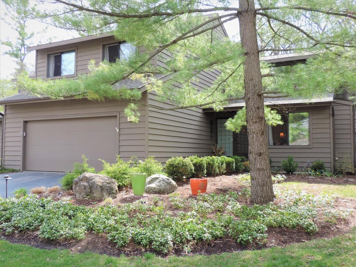 30 Lakewood Cir., St. Charles, IL 60174