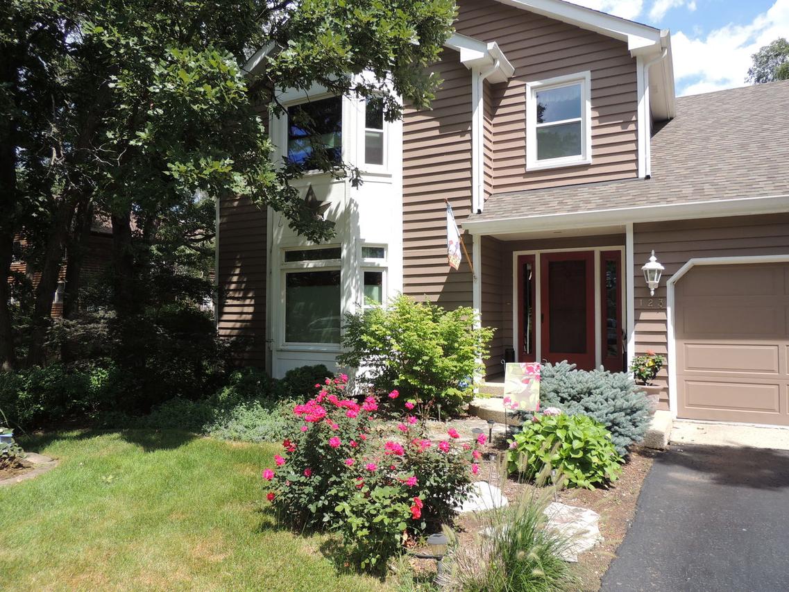 123 Lake Shore Dr., Oakwood Hills, IL 60013