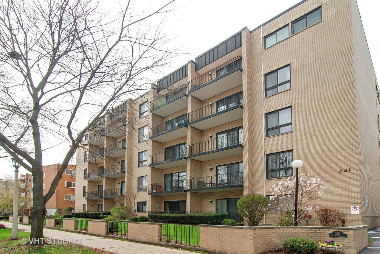 221 N Kenilworth Ave. #208, Oak Park, IL 60302