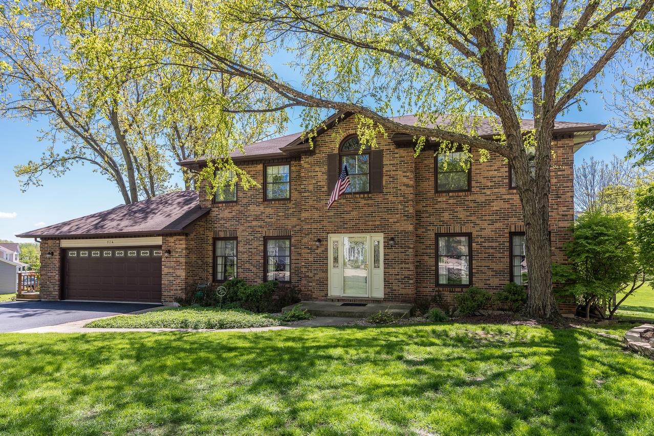 174 Hedge Ct., Glen Ellyn, IL 60137