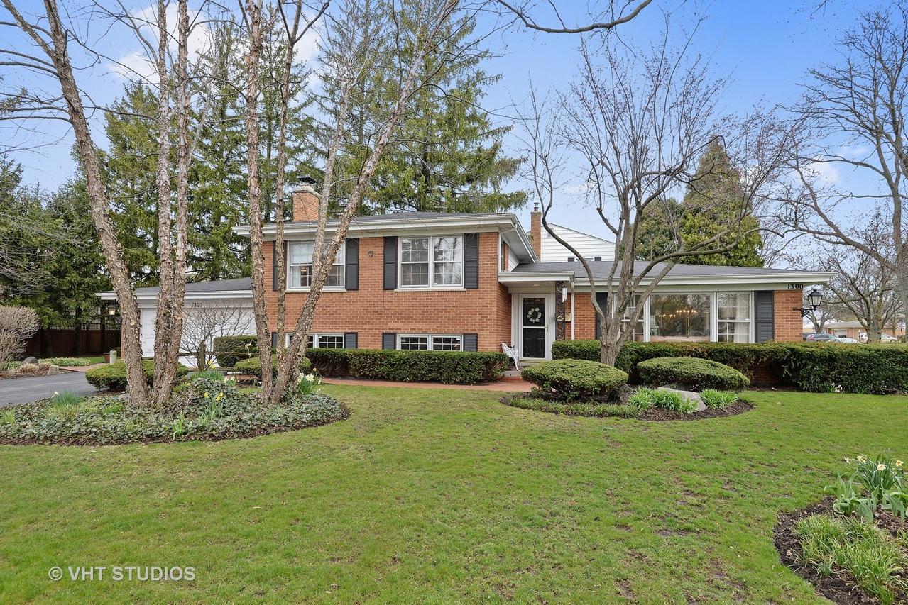 1300 Hawthorne Ln., Glenview, IL 60025