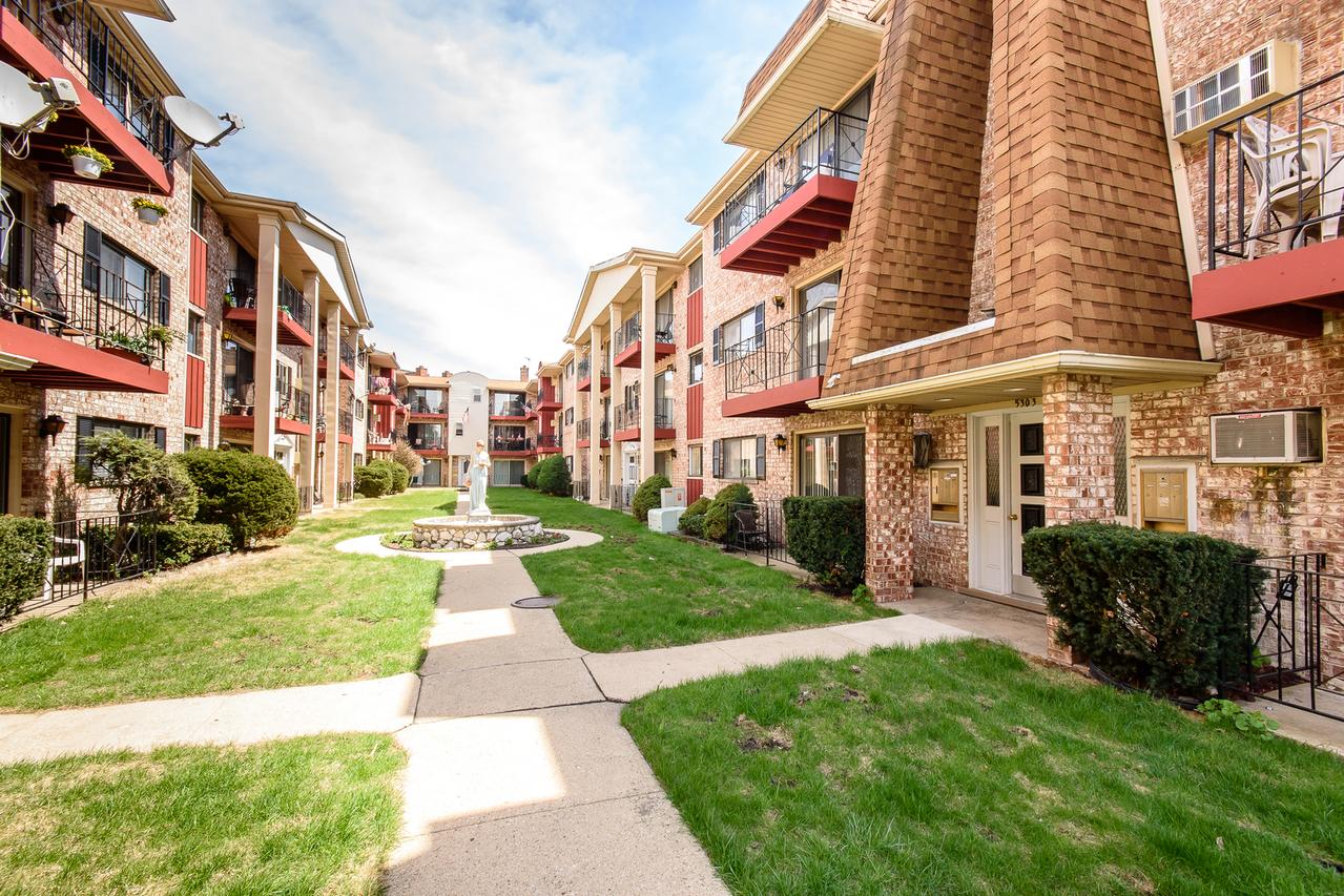 5303 N Delphia Ave. #204, Chicago, IL 60656