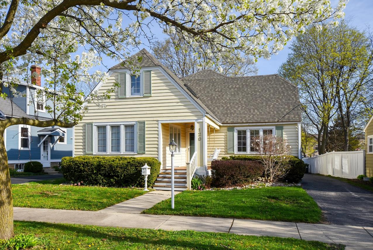 120 Coolidge Ave., Barrington, IL 60010