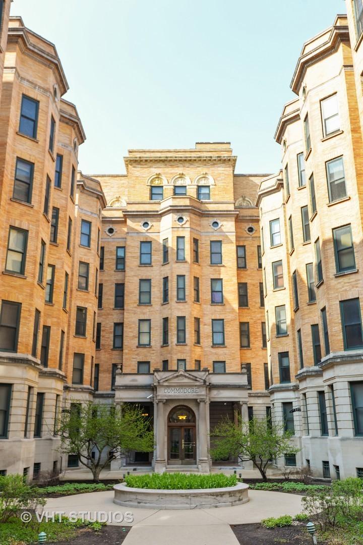 550 W Surf St. #214, Chicago, IL 60657