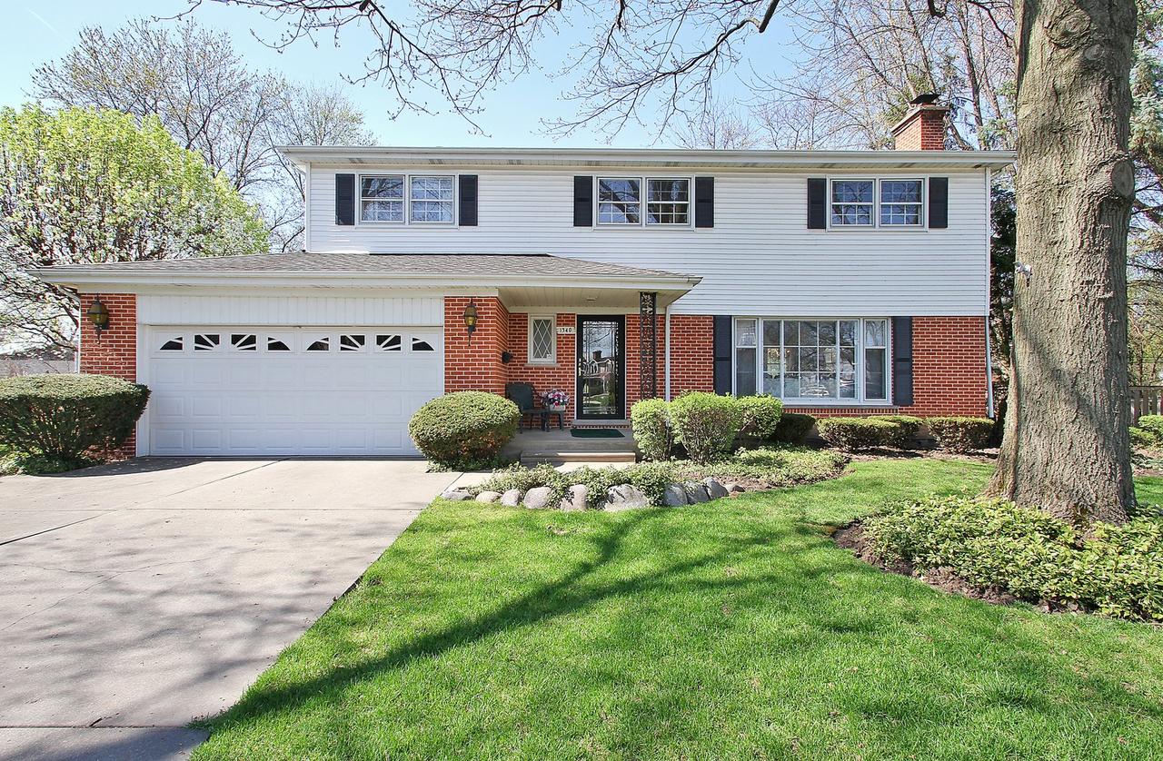 1340 Bonnie Glen Ln., Glenview, IL 60025