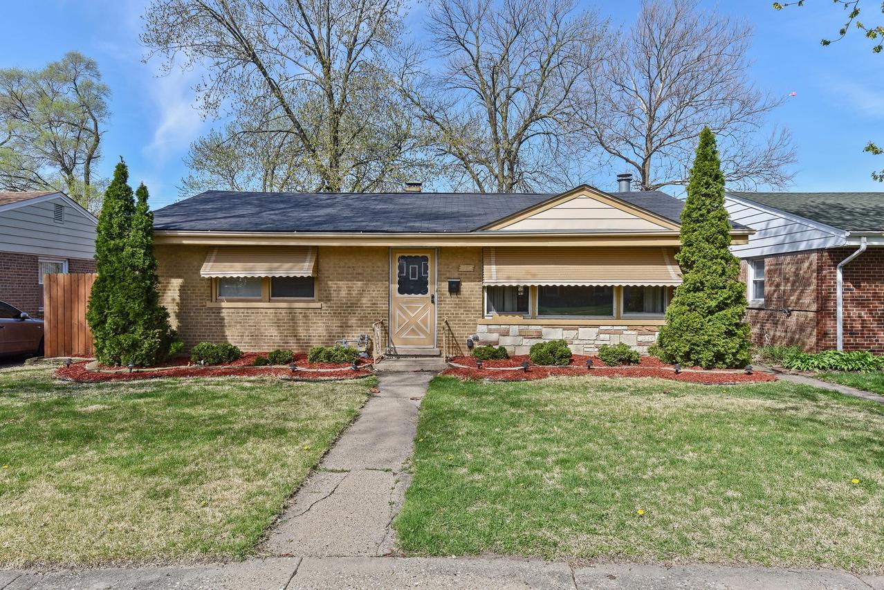 9820 S Maplewood Ave., Evergreen Park, IL 60805