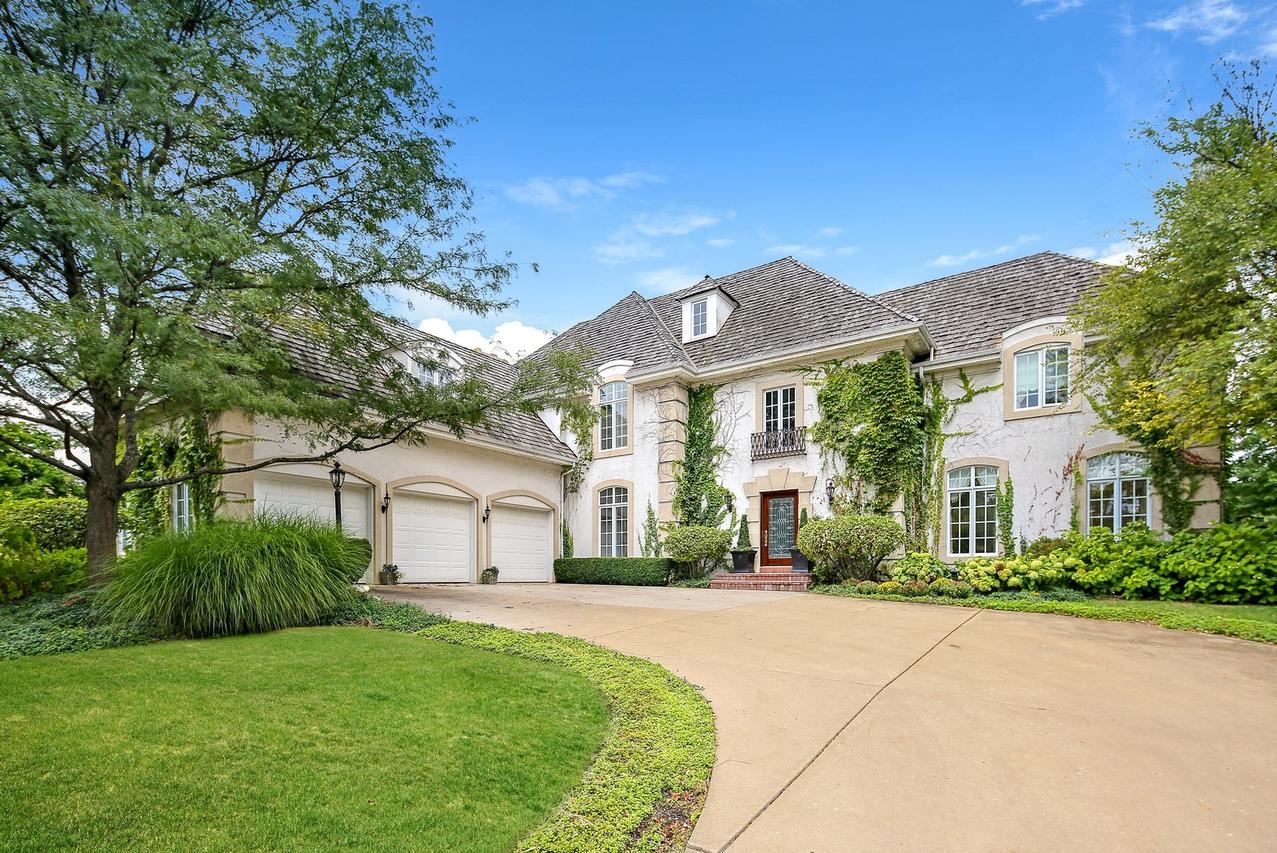 9 Hidden Lake Dr., Burr Ridge, IL 60527