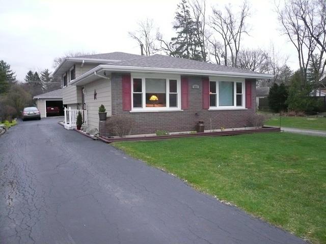 421 Blackhawk Dr., Westmont, IL 60559