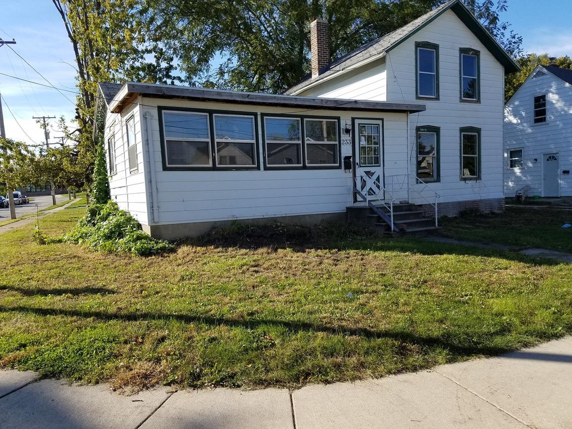 233 Center Cross St., Sycamore, IL 60178