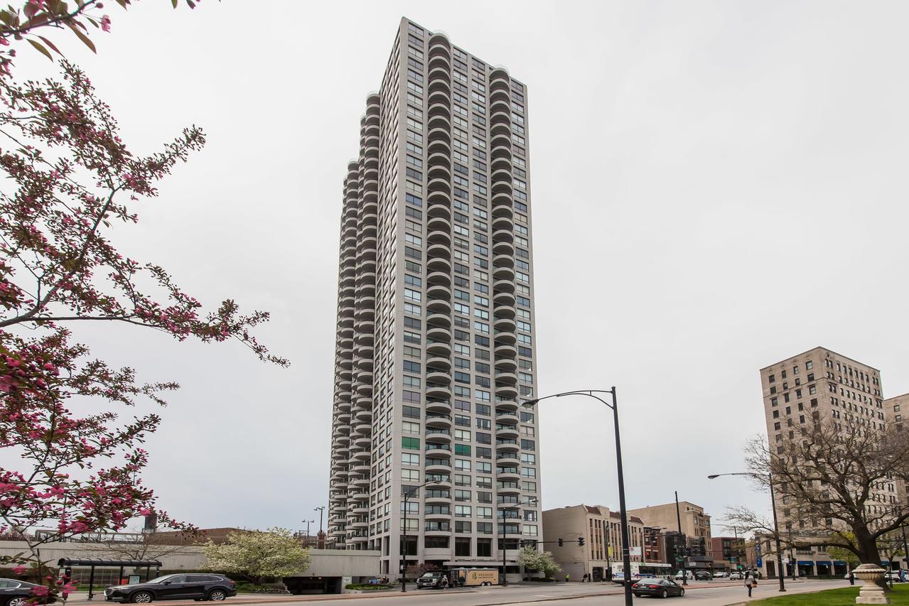 2020 N Lincoln Park West #17J, Chicago, IL 60614