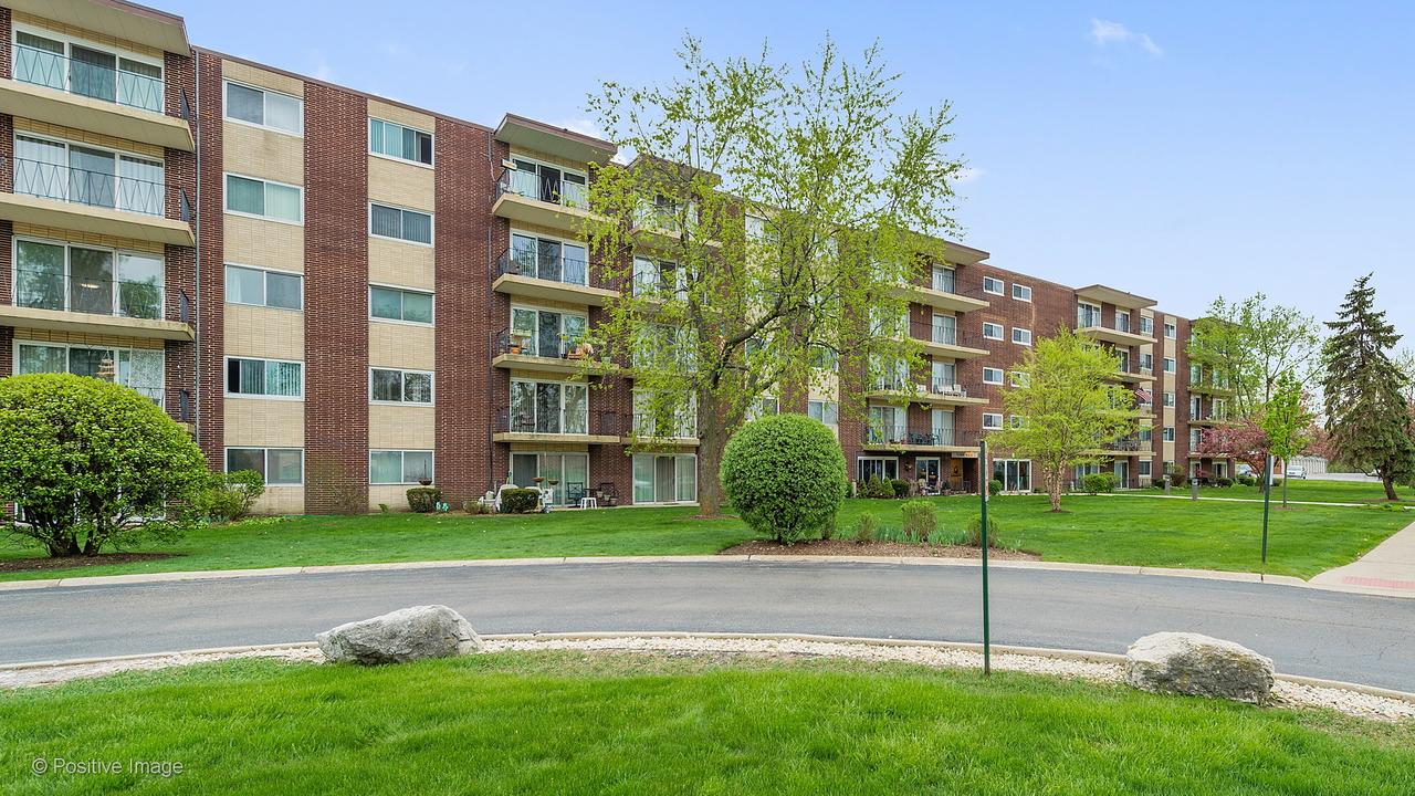 5300 Walnut Ave. #20A, Downers Grove, IL 60515