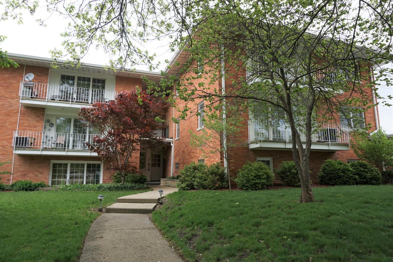 910 Lincolnshire Dr. #203, Champaign, IL 61821