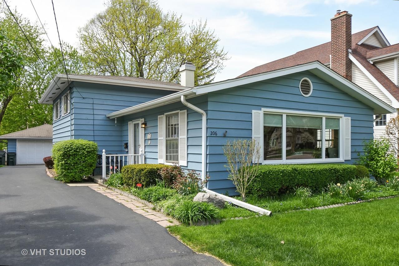 206 Raymond Ave., Barrington, IL 60010