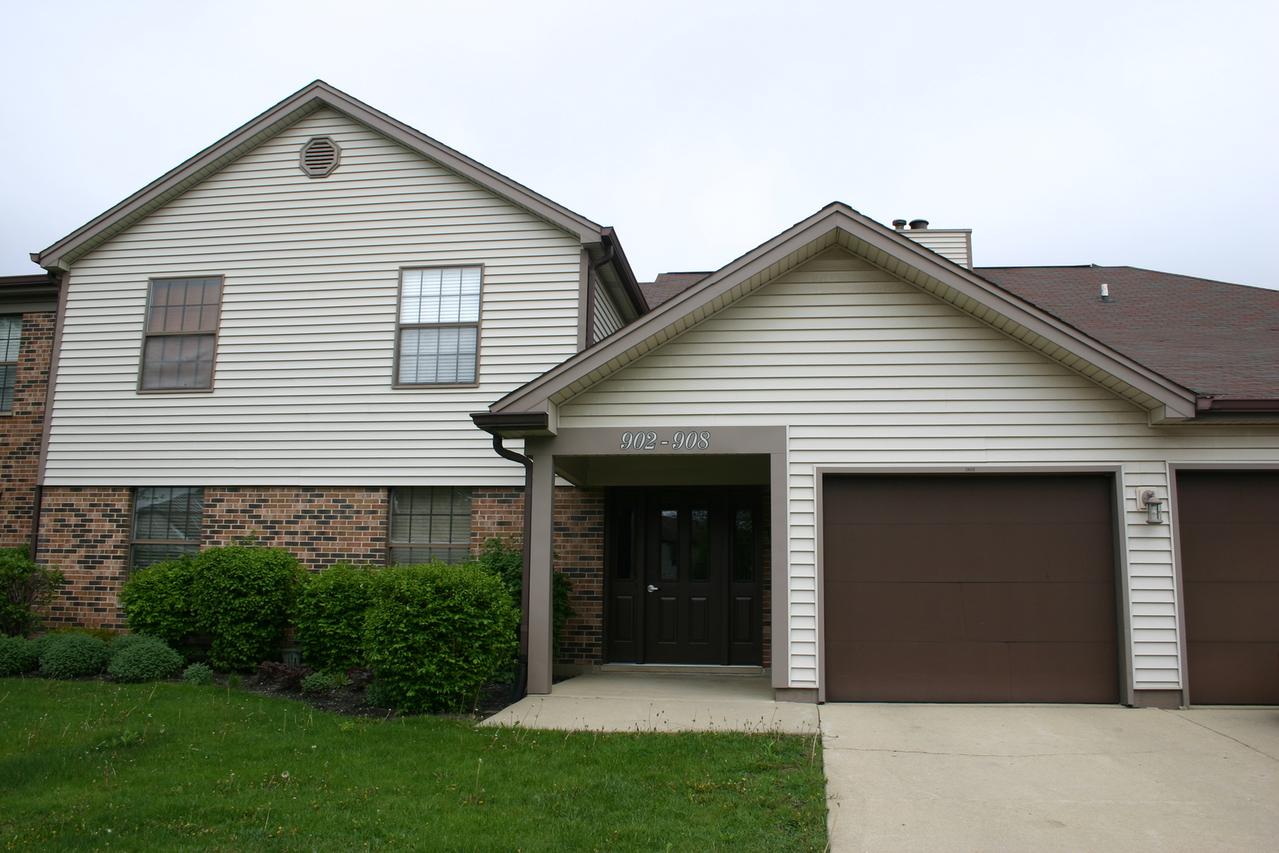 906 Stradford Cir., Buffalo Grove, IL 60089