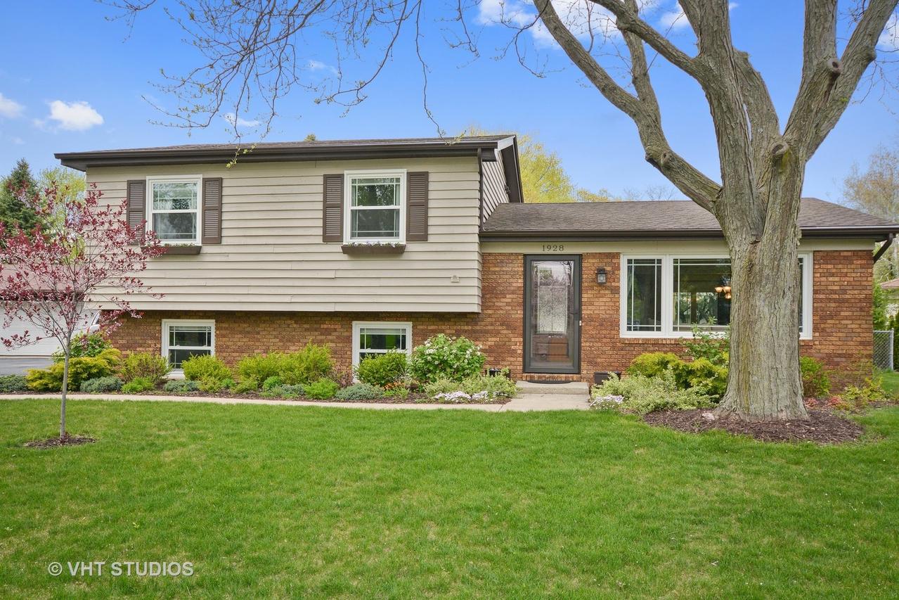 1928 Moore Ave., St. Charles, IL 60174
