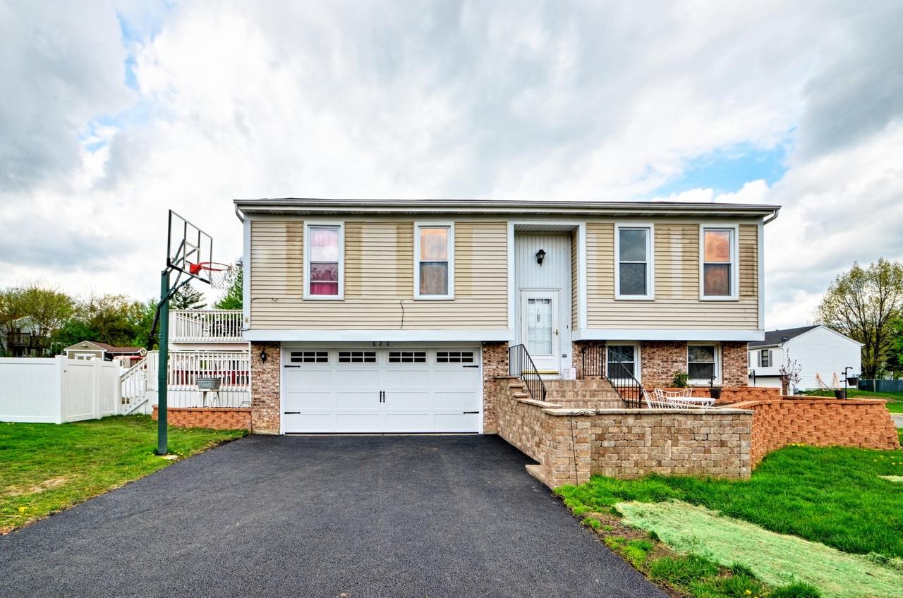 620 Iroquois Tr., Carol Stream, IL 60188