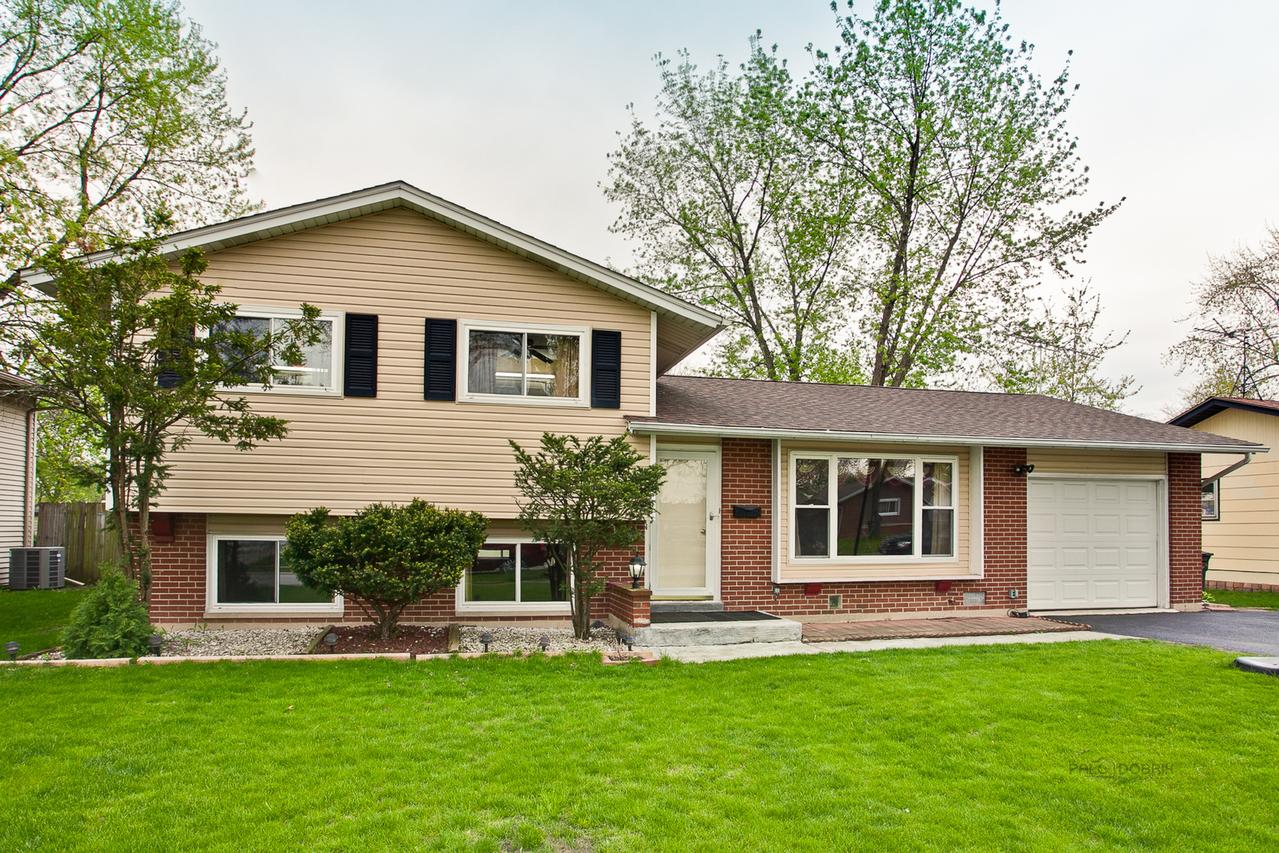 633 Ironwood Dr., Elk Grove Village, IL 60007