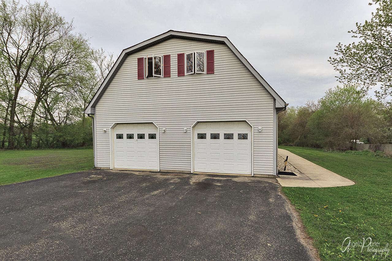 808 Barreville Rd., Mchenry, IL 60050