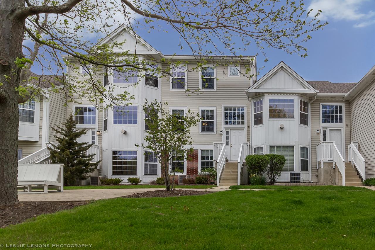 806 Hidden Creek Ln., North Aurora, IL 60542
