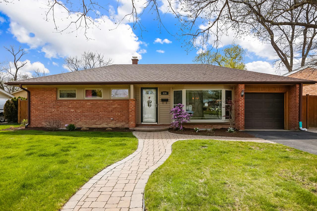 836 Dell Rd., Northbrook, IL 60062