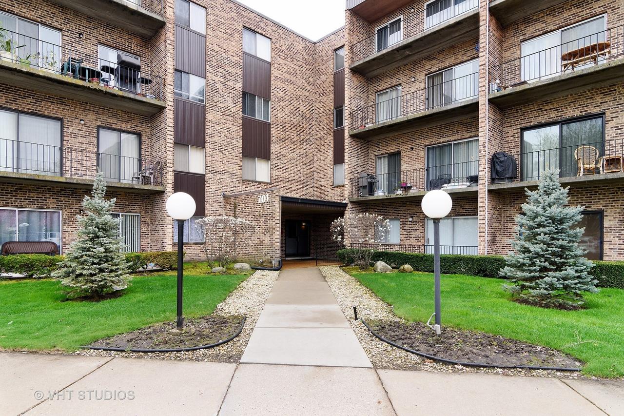 701 W Huntington Commons Rd. #211, Mount Prospect, IL 60056