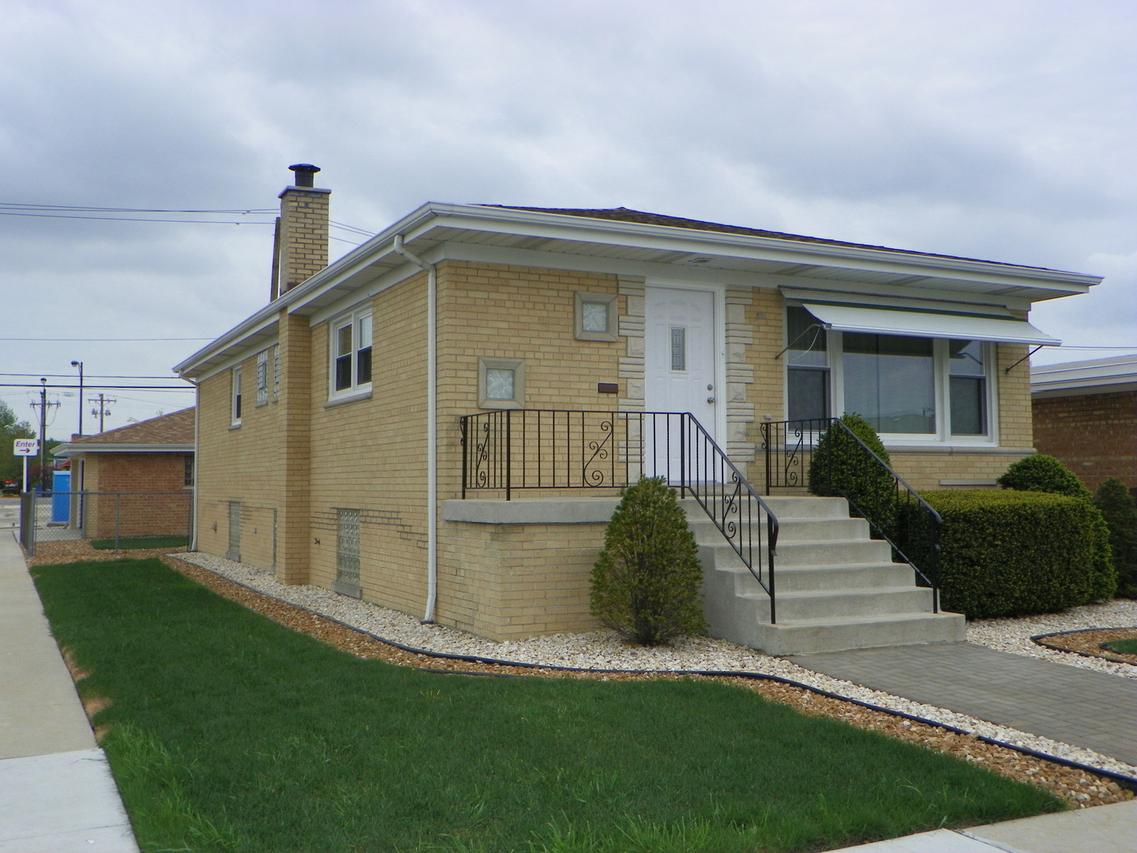 8401 S Komensky Ave., Chicago, IL 60652