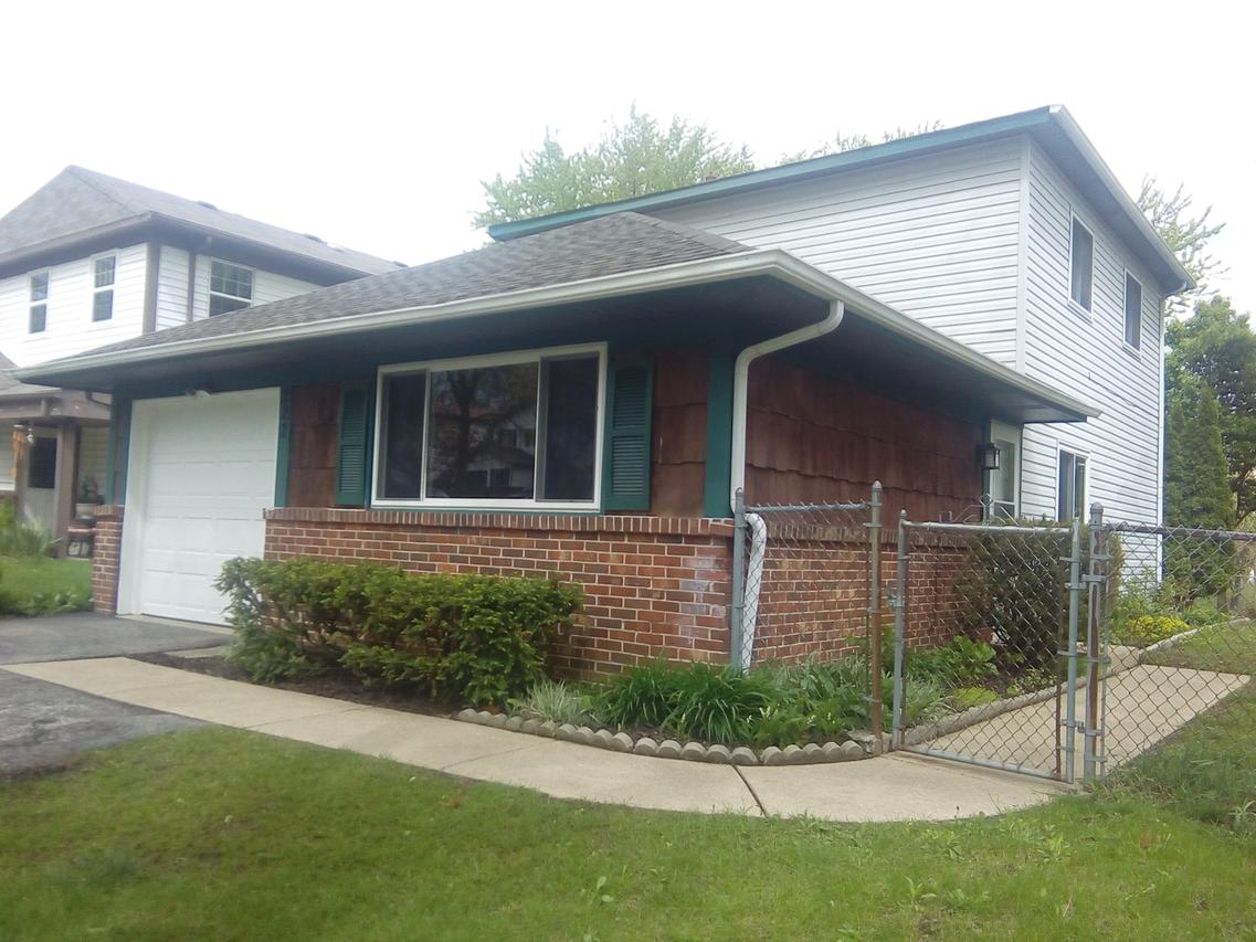 222 Radcliff Dr., Bolingbrook, IL 60440