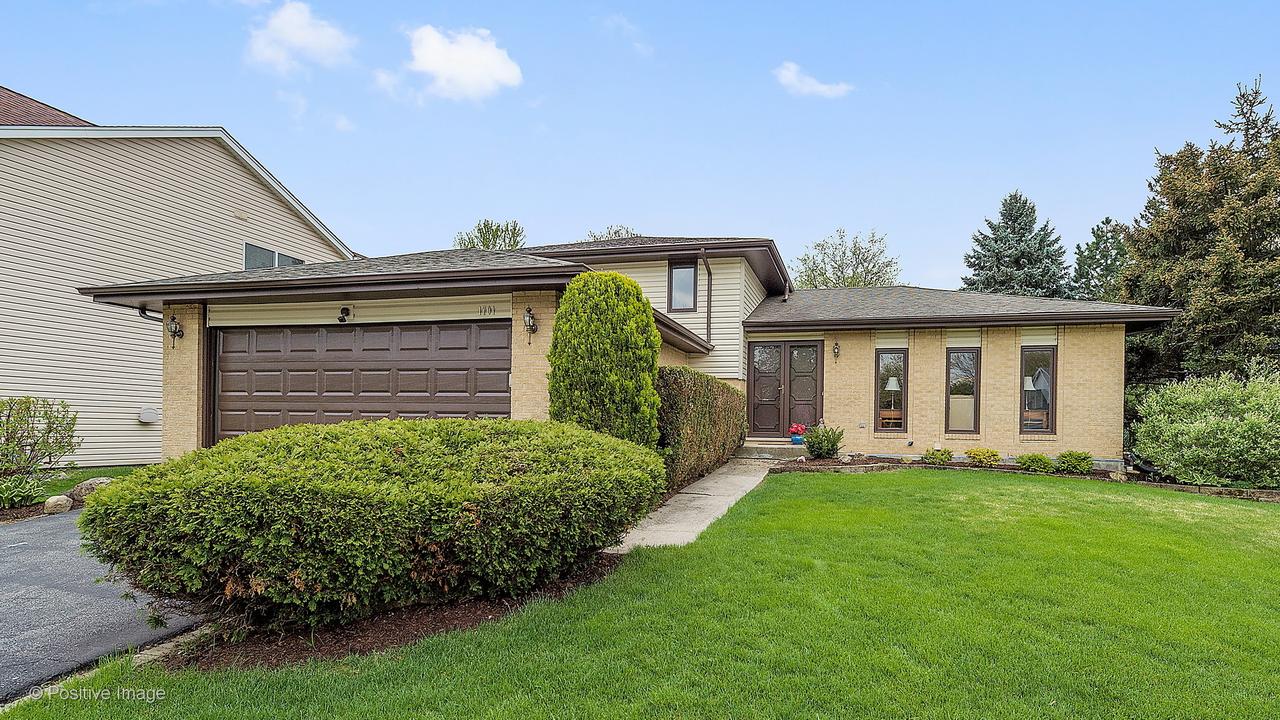 1701 Valley Forge Pl., Downers Grove, IL 60516