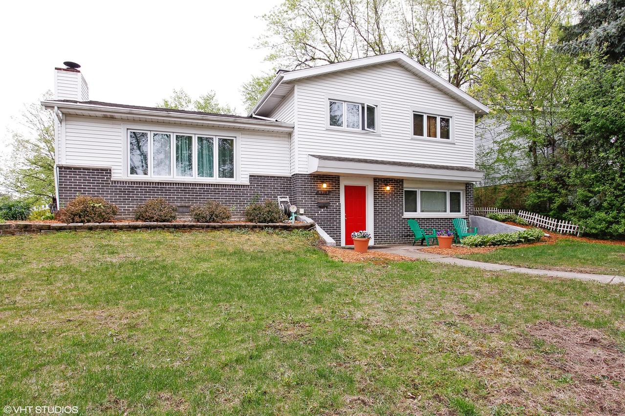 8913 Sycamore Dr., Hickory Hills, IL 60457