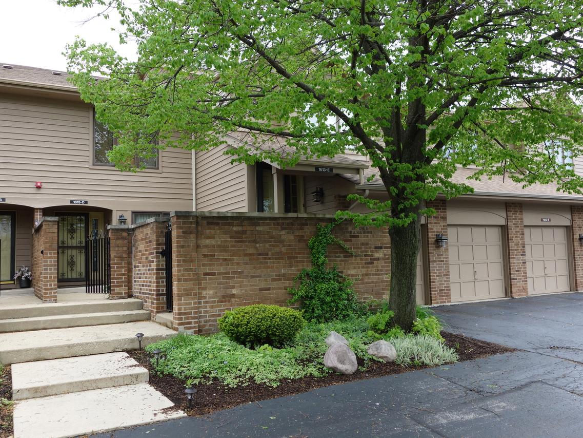 1613 Old Oak Pl. #E, Darien, IL 60561