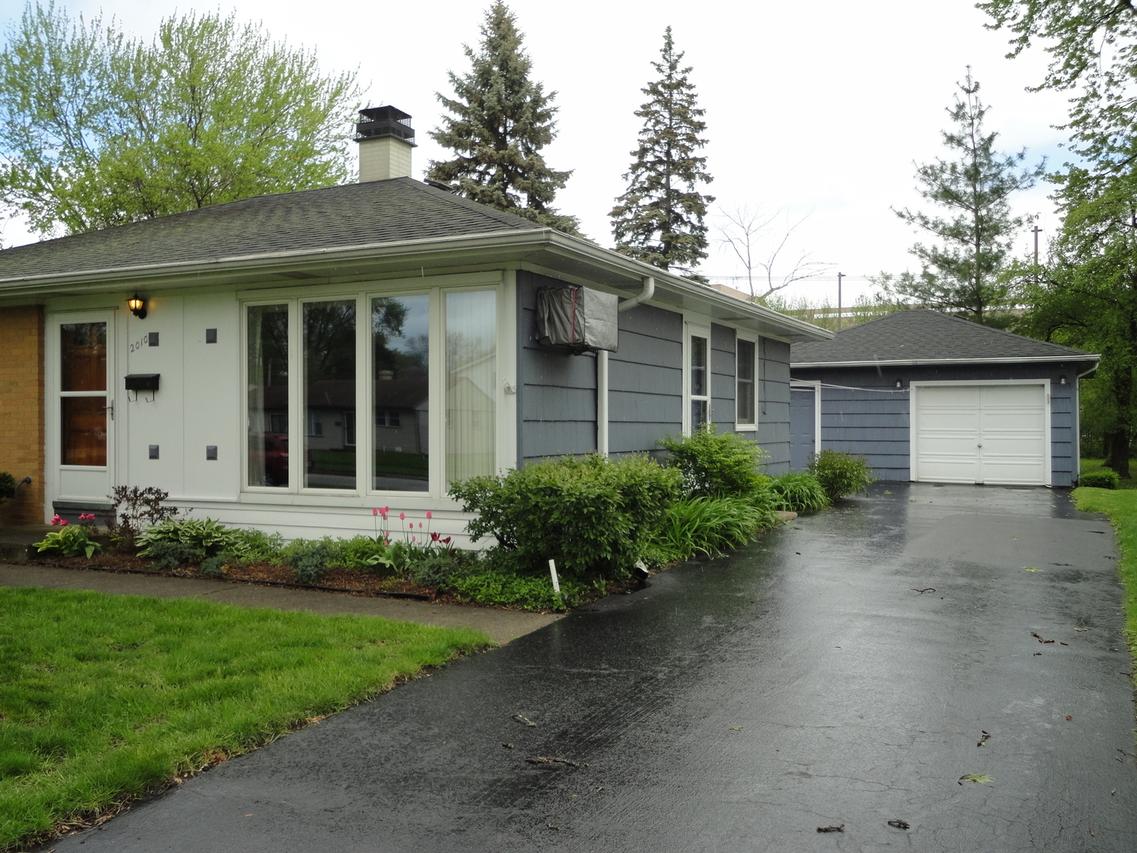 2010 St James St., Rolling Meadows, IL 60008