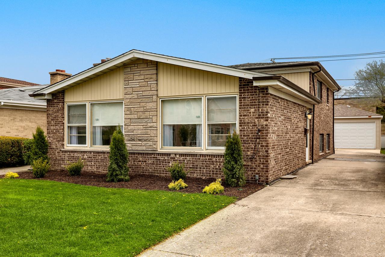 7075 N Hamlin Ave., Lincolnwood, IL 60712