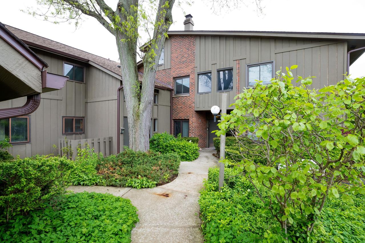 2S601 Enrico Fermi Ct. #17J, Warrenville, IL 60555