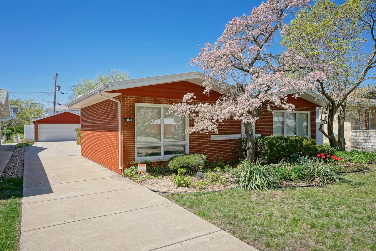 10428 Laporte Ave., Oak Lawn, IL 60453