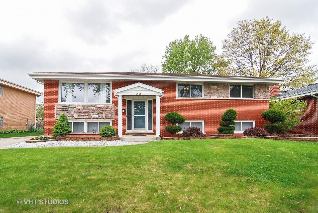 1556 W Holtz Ave., Addison, IL 60101