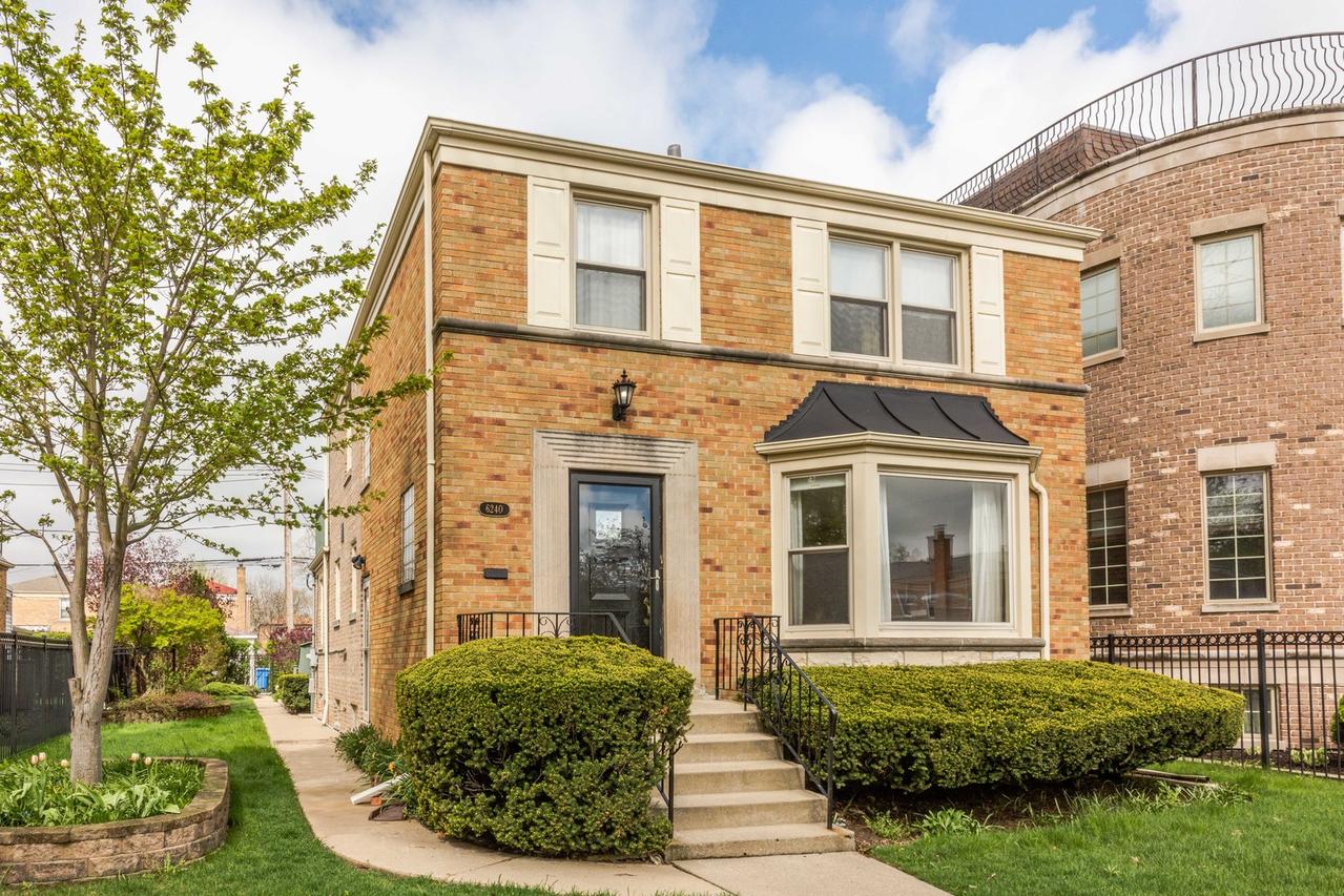 6240 N Central Park Ave., Chicago, IL 60659