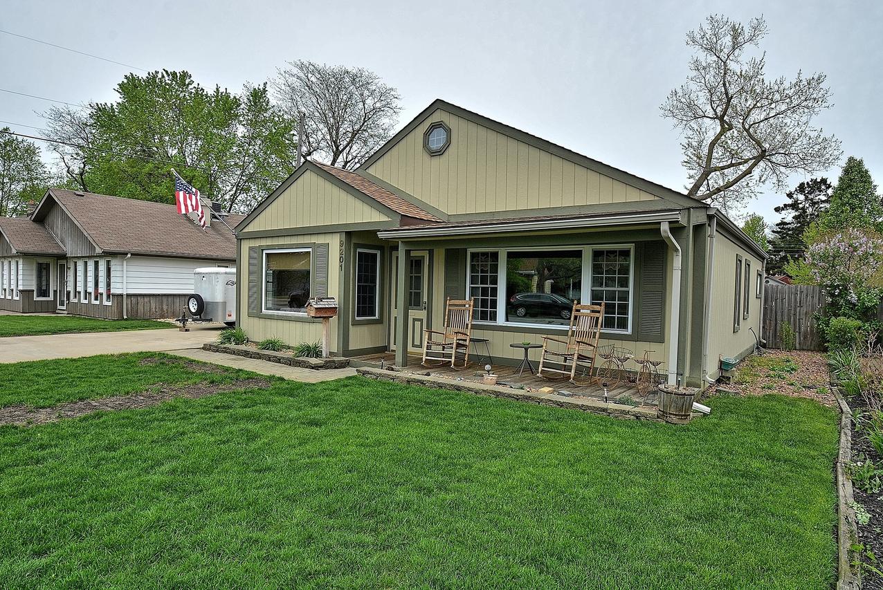 9201 Lynwood Dr., Oak Lawn, IL 60453
