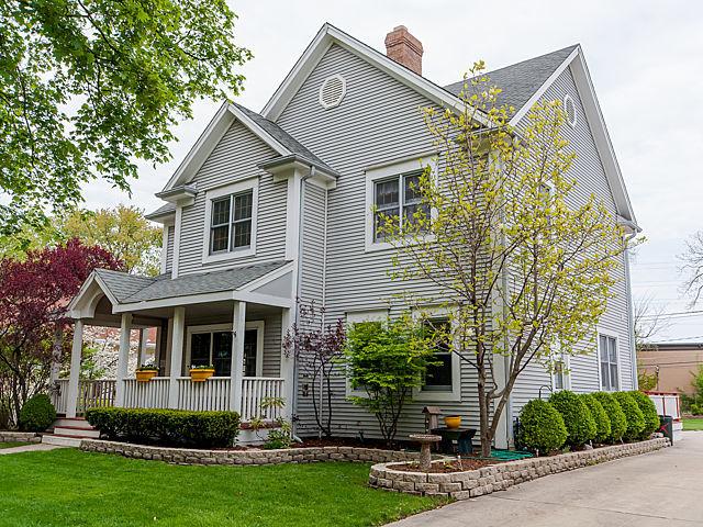 841 Jeannette St., Des Plaines, IL 60016