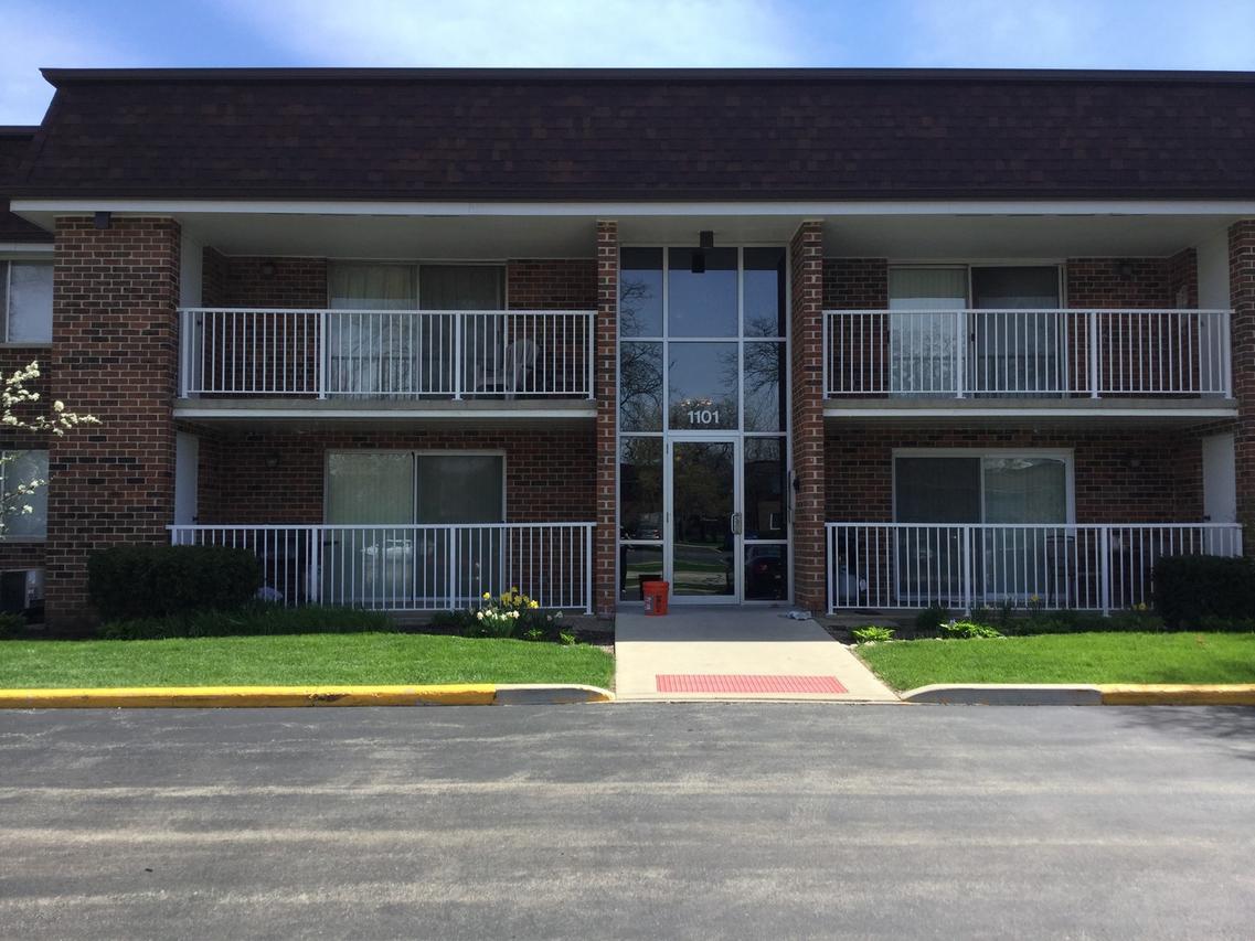 1101 Mercury Dr. #1A, Schaumburg, IL 60193