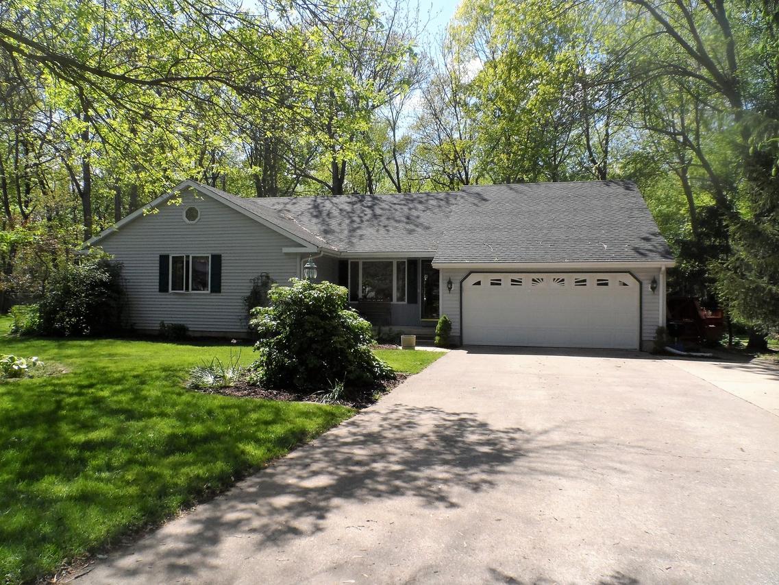 1612 Lake Shore Dr., Mahomet, IL 61853