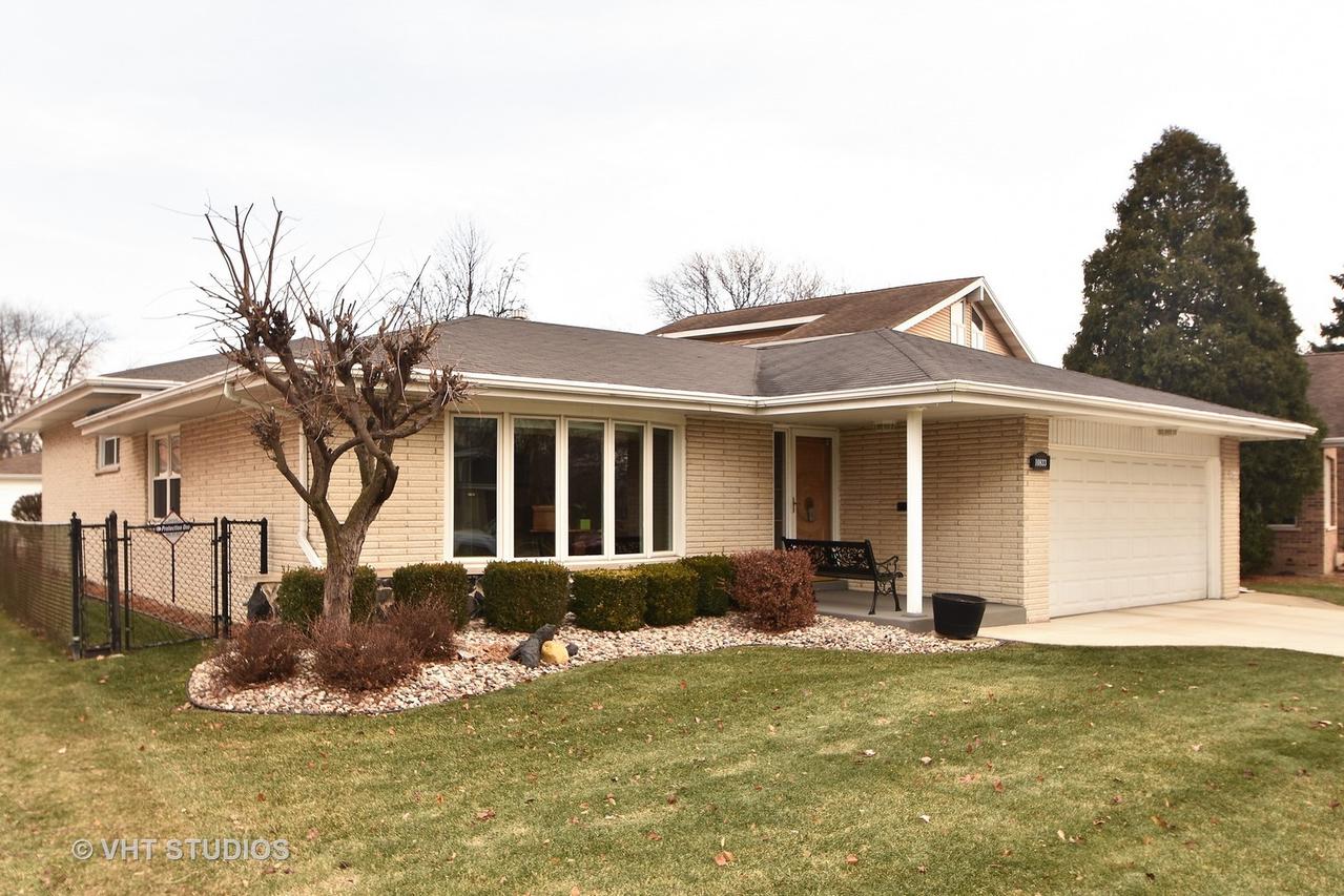 10833 Laramie Ave., Oak Lawn, IL 60453