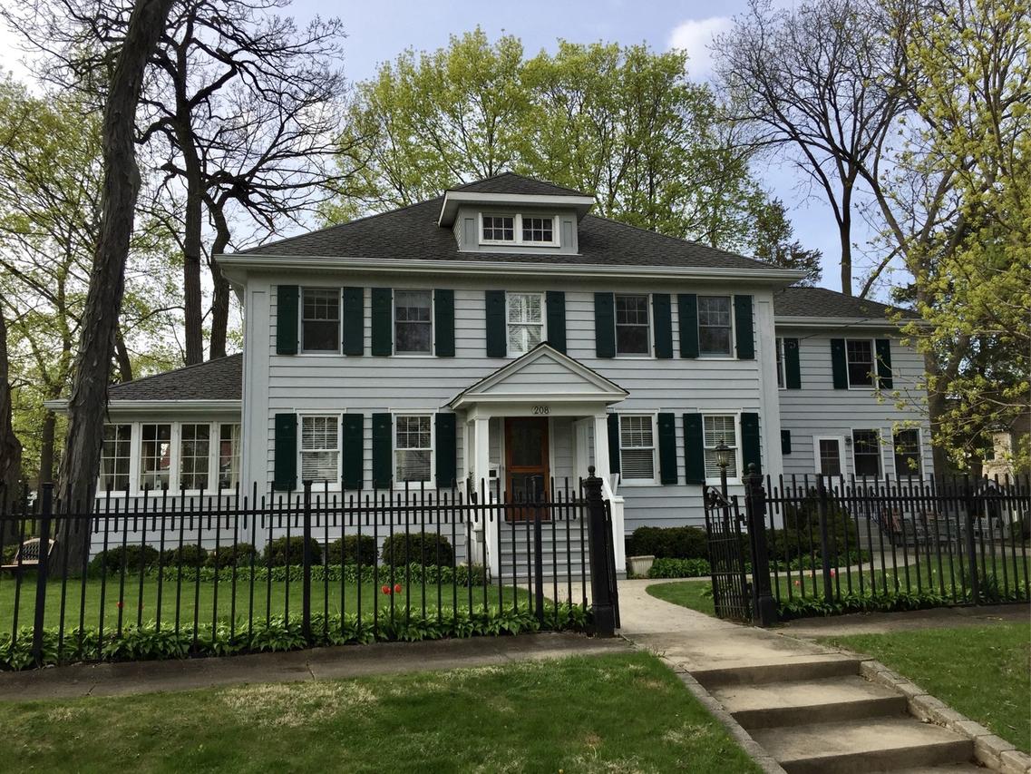 208 Lake Ct., Crystal Lake, IL 60014