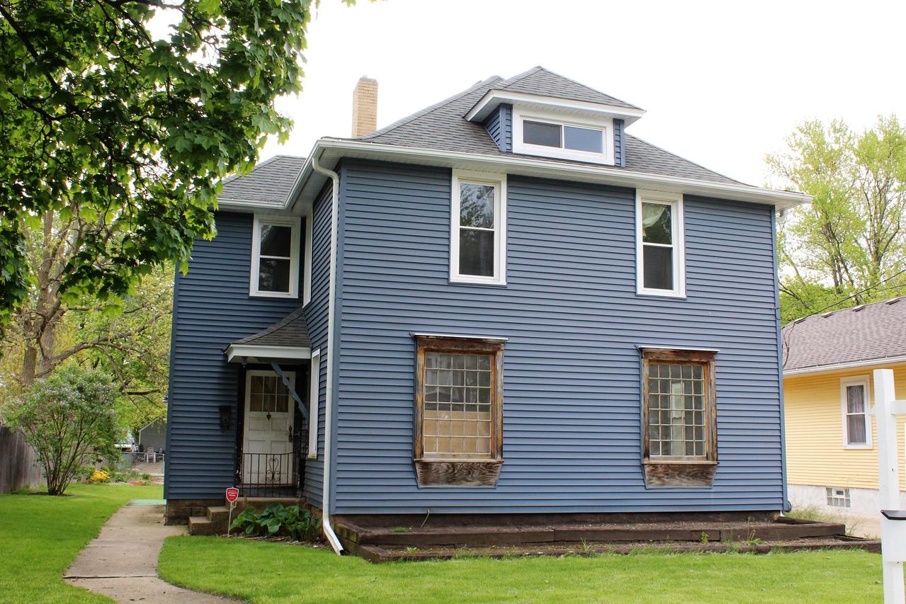 834 S 4th St., Aurora, IL 60505