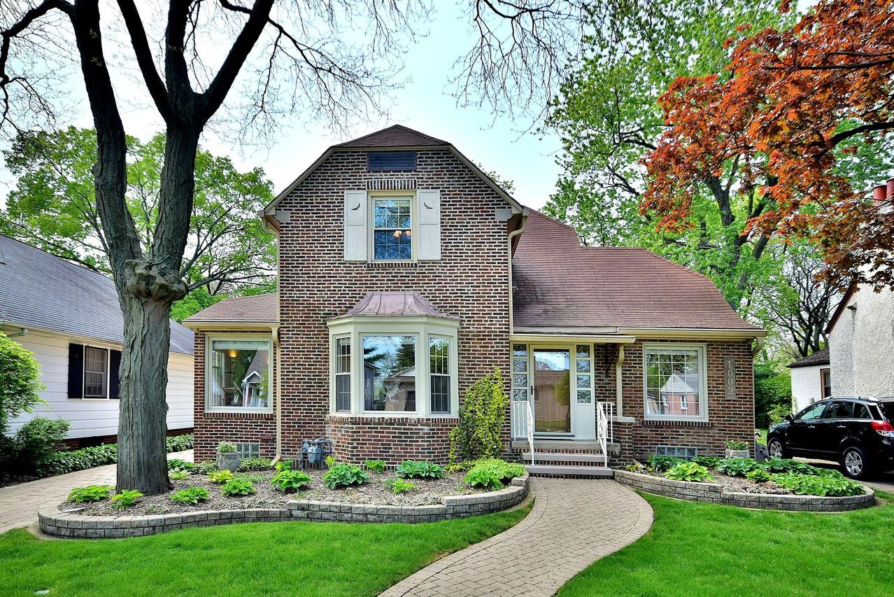 1002 Jeannette St., Des Plaines, IL 60016