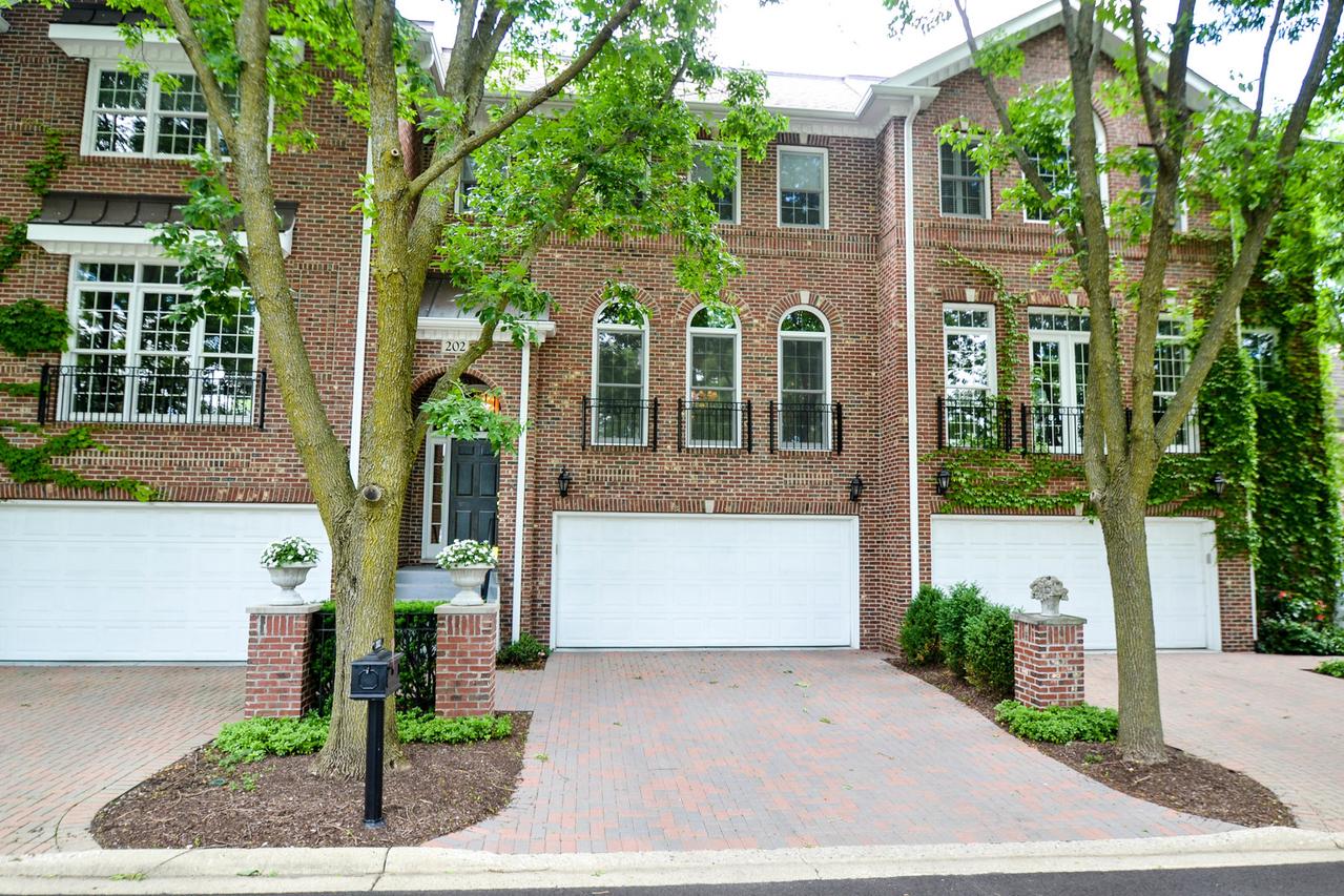 202 Campbell Ct., Geneva, IL 60134